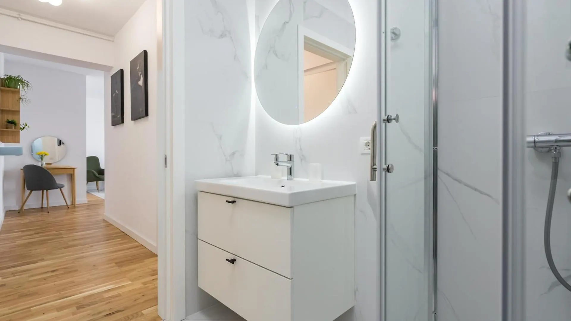 The White - Family Escape - Loft Apartment Voluntari