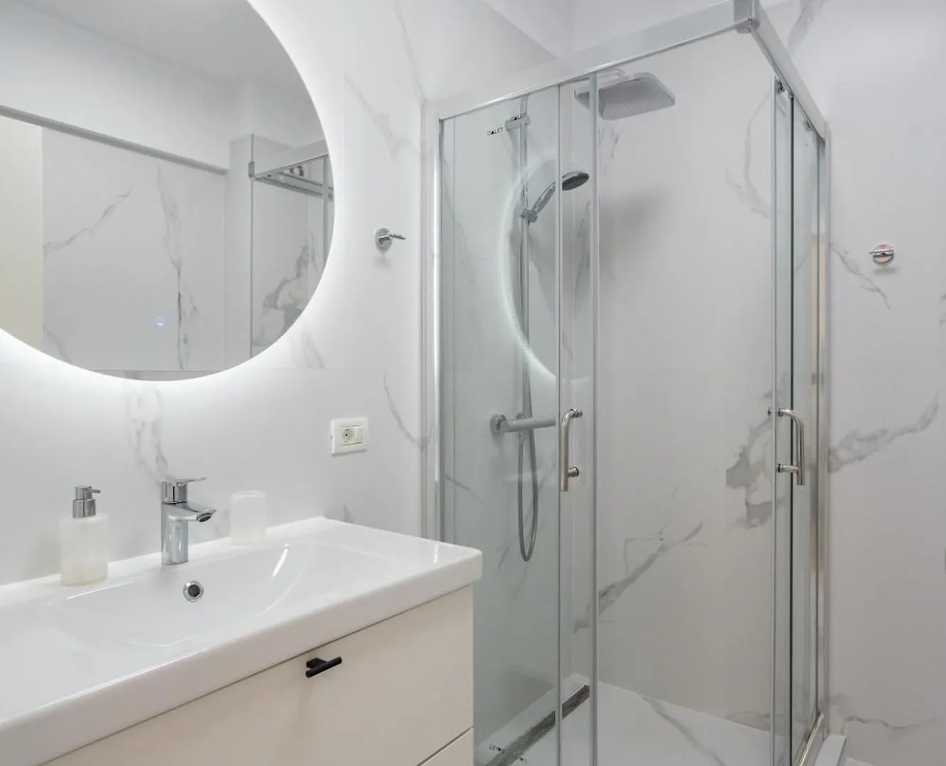 The White - Family Escape - Loft Apartment Voluntari
